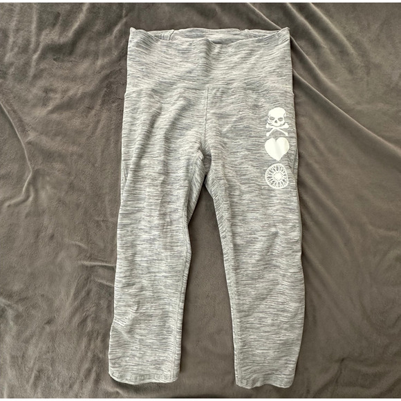 LULULEMON Leggings Womens 6 Gray Stripe Capri Skull Heart Wheel Soul Cycle - Picture 1 of 12